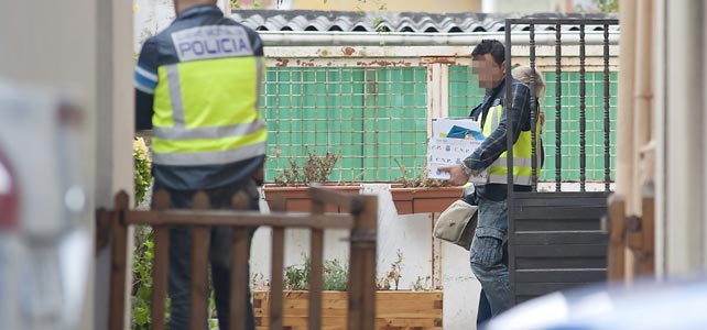 Agentes de la Policía Nacional durante el registro de un inmueble de la calle la bajada de San Juan en Santander, donde esta madrugada ha sido detenido el presunto pedrasta de Madrid