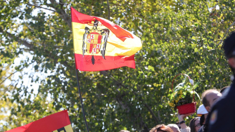 (Foto de ARCHIVO)Una bandera franquista ondea en la concentración en el cementerio de El Pardo-Mingorrubio  (Madrid) del 24 de octubre de 2019 antes de la inhumación de Francisco Franco