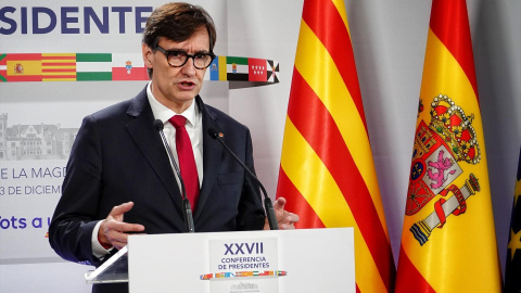 El presidente de la Generalitat de Catalunya, Salvador Illa, ofrece una rueda de prensa durante la XXVII Conferencia de Presidentes, en el Palacio de la Magdalena, en Santander, Cantabria (España).