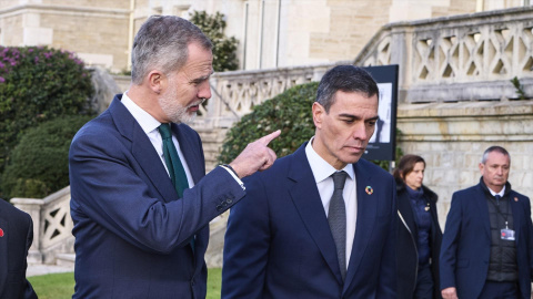 El presidente del Gobierno, Pedro Sánchez (d), y el Rey Felipe VI (i) a su llegada a la XXVII Conferencia de Presidentes, en el Palacio de la Magdalena, a 13 de diciembre de 2024, en Santander, Cantabria (España)