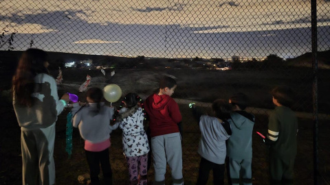 Un grupo de niñas y niños de la Cañada Real, durante una de las actividades de la Plataforma Cívica por la Luz. Un grupo de niñas y niños de la Cañada Real, durante una de las actividades de la Plataforma Cívica por la Luz.