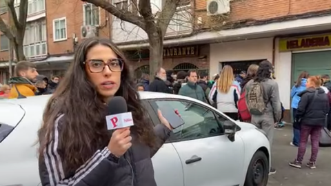 La periodista Livia Drusila Castro cubre el desahucio de Mariano, en el barrio madrileño de Vallecas