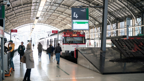 Andenes de Cercanías de la Estación de Abando-Indalecio Prieto, en Bilbao, Bizkaia.