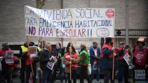 Varias personas durante una concentración para exigir más vivienda pública en alquiler, frente a la sede de la Agencia de la Vivienda Social (AVS) de la Comunidad de Madrid