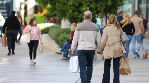 Varias personas de compras en un centro comercial de Palma de Mallorca.