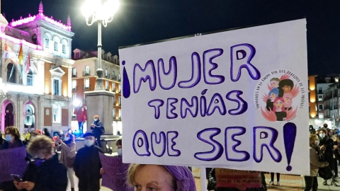 Varias personas participan en una manifestación convocada por la Coordinadora de Mujeres de Valladolid, en la Plaza Mayor de Valladolid, Castilla y León (España), a 8 de marzo de 2021.