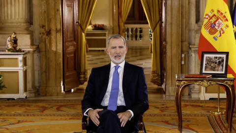 El rey Felipe VI en su tradicional mensaje de Navidad, grabado en el Salón de Columnas del Palacio Real.