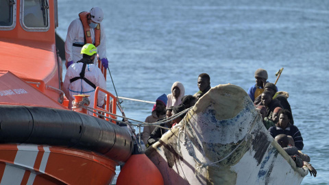 Imagen de la llegada a puerto de una de las embarcaciones rescatadas la madrugada del 27 de diciembre por Salvamento Marítimo en aguas de Canarias