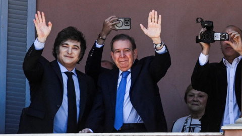 Javier Milei y Edmundo González saludan desde la Casa Rosada de Buenos Aires, a 4 de enero de 2024.