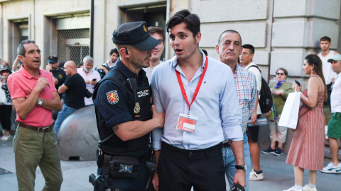 Varios manifestantes se enfrentan al periodista Vito Quiles, durante la concentración en Madrid contra Milei, a 21 de junio de 2024, en Madrid (España)