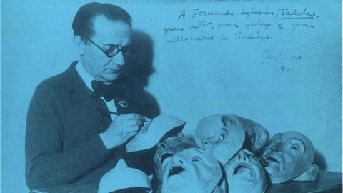 Alfonso Daniel Rodríguez Castelao, en 1941 en Buenos Aires pintando las caretas para la representación de su obra “Os vellos non deben namorarse”, en una foto dedicada a Fernando Iglesias.