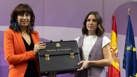 La hasta ahora ministra de Igualdad, Irene Montero (d), traspasa su cartera de Igualdad, a la hasta ahora concejala de Cultura y Turismo en el ayuntamiento de Valladolid, Ana Redondo (d), en la sede del Ministerio de Igualdad, a 21 de noviembre de 2023, en Madrid (España).