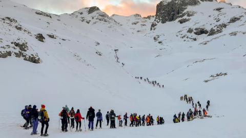 Imagen de archivo de una ruta de montañeros en los Picos de Europa.