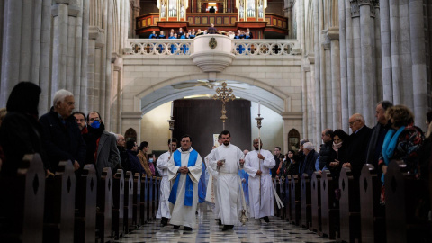 Feligreses y curas en una misa en la catedral de la Almudena de Madrid, en una imagen de archivo.Alejandro Martínez Vélez / Europa Press08 DICIEMBRE 2022;MISA;IGLESIA;IGLESIA CATÓLICA;CREYENTE;CATÓLICO;DEVOCIÓN;RELIGIOSA;RELIGIÓN;CATOLICISMO;REZAR;CATÓLICA;DEVOTA;08/12/2022