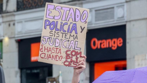 Varias mujeres protestan durante una concentración por los 40 feminicidios, en la Puerta del Sol.