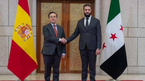 El ministro de Asuntos Exteriores, José Manuel Albares, junto al nuevo líder de facto de Siria, Ahmad al-Sharaa