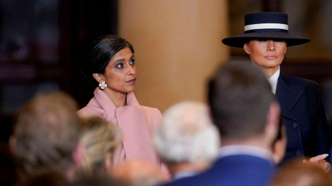 La segunda dama de los Estados Unidos, Usha Chilukuri Vance, izquierda, y la primera dama Melania Trump durante la ceremonia, en Washington, DC, a 20 de enero de 2025.