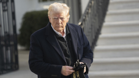 El presidente de Estados Unidos, Donald J. Trump, sale de la Casa Blanca en Washington.