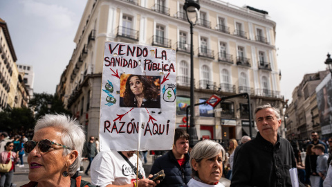 Varias personas protestan durante la cadena humana por la sanidad pública, en la Puerta del Sol, a 7 de abril de 2024, en Madrid (España).