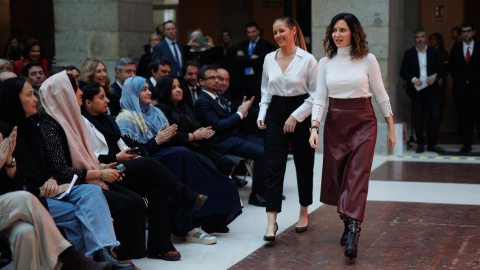 La presidenta de la Comunidad de Madrid, Isabel Díaz Ayuso (d), y la consejera de Familia, Juventud y Asuntos Sociales, Ana Dávila (i), a su llegada al acto institucional de entrega de los Reconocimientos 8 de Marzo, en la Real Casa de Correos.