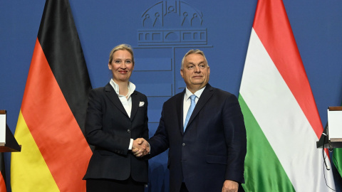 La copresidenta y candidata a canciller del partido Alternative for Germany (AfD), Alice Weidel, con el primer ministro húngaro y líder del partido gobernante Fidesz, Viktor Orban, tras su reunión en la sede del gobierno en Budapest (Hungría).