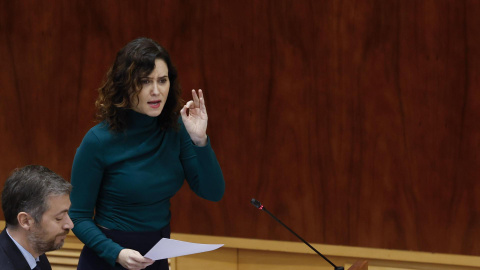 La presidenta de la Comunidad de Madrid, Isabel Díaz Ayuso, interviene durante el pleno de la cámara regional este jueves. EFE/ Javier Lizón