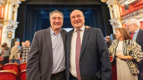 El portavoz del PNV en el Congreso, Aitor Esteban, y el presidente del PNV, Andoni Ortuzar , durante la gala de los Premios Sabino Arana, el pasado 26 de enero en Bilbao.