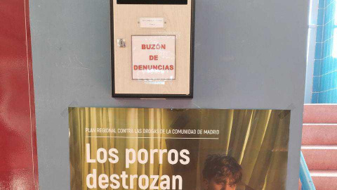 Uno de los buzones de denuncias que ha implantado el Gobierno de Ayuso en los centros educativos de la Comunidad de Madrid con motivo del plan contra las drogas.