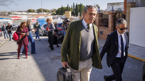 José María García Carranza (2d), abogado de Luis Martínez de Irujo Hohenlohe-Langenburg, saliendo del Juzgado, a 20 de febrero de 2025.