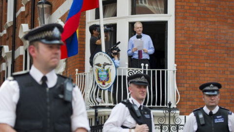 Julian Assange se dirige a los periodistas desde un balcón de la Embajada de Ecuador en Londres.