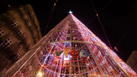 Decoración navideña por el centro de la ciudad de Vigo, a 17 de diciembre de 2022, en Vigo, Pontevedra, Galicia (España). El Concello de Vigo presentó el pasado mes de noviembre su plan especial de tráfico para estos festejos en los que el centro de 