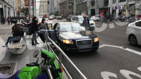 Imagen difundida por 'El Diario' con la vicepresidenta bloqueando el carril bus de Gran Vía