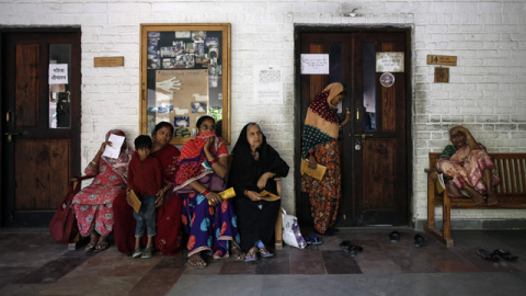 Varias personas hacen fila para recibir tratamiento en una clínica para los afectados por la catástrofe de Bhopal en 1984. REUTERS