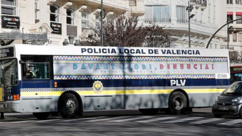  El autobús contra el odio de la Policía Local de Valencia.- EFE