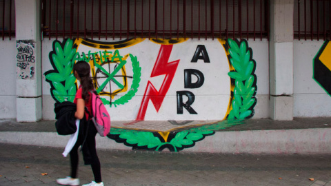 Una niña pasea delante del estadio del Rayo, en Vallecas.