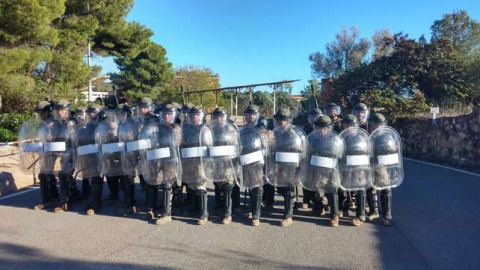 Soldados del Regimiento Lusitania nº8, de la Brigada de Caballería "Castillejos" II, practicando con material antidisturbios para control de masas.