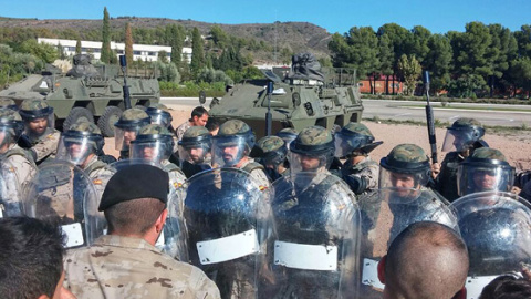 Militares con equipos antidisturbios hacen frente a soldados que fingen ser manifestantes, en Marines. PÚBLICO