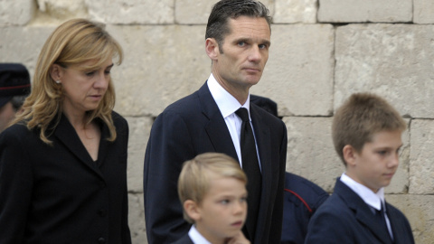 La infanta Cristina, Iñaki Urdandarin y dos de sus hijos, en el funeral de Juan María Urdangarín Berriochoa (padre del duque de Palma), en mayo de 2012. REUTERS/Vincent West