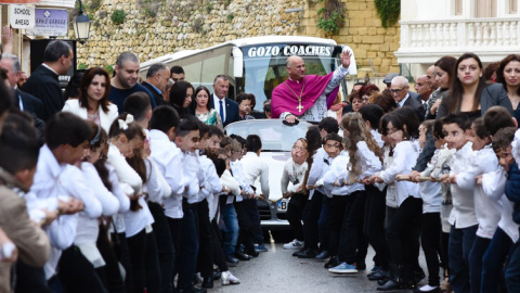 Eso que se ve al fondo es un cura. La foto ha sido difundida en Facebook por la parroquia de Żebbuġ.