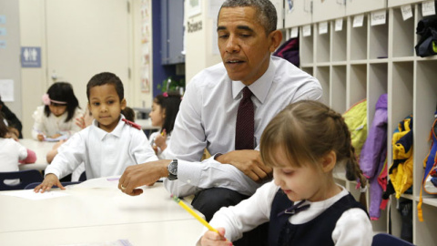 El presidente estadounidense Barak Obama con una de niña de la escuela de Washington, donde ha presentado las líneas maestras del presupuesto federal para el año fiscal 2015.