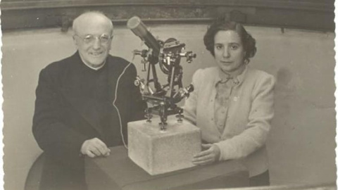 Antonia Ferrín Moreiras y Ramón María Aller en el observatorio de Santiago de Compostela. / Archivo de la familia Ferrín Moreiras Consello da Cultura Galega