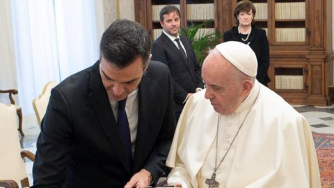 El presidente del Gobierno, Pedro Sánchez, con el Papa Francisco en el Vaticano. EFE