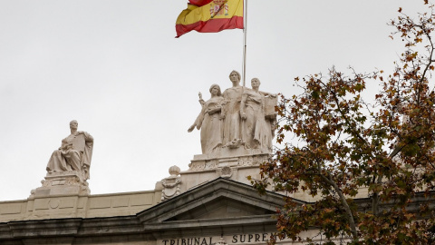 Bandera española en lo alto del edificio del Tribunal Supremo. E.P./Jesús Hellín