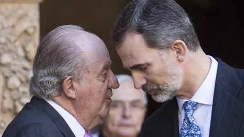 Juan Carlos I y Felipe VI conversan en el exterior de la Catedral de Palma, tras la misa de Pascua, en abril de 2018. AFP/JAIME REINA