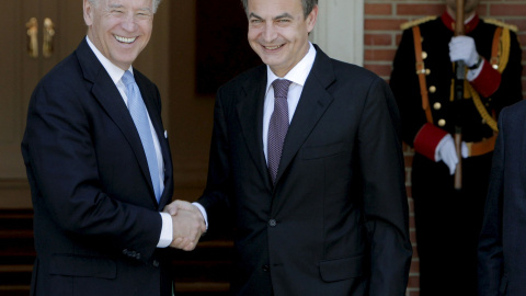 El expresidente Zapatero (d) recibe al entonces vicepresidente de EE.UU. Biden en La Moncloa, en 2010.- EFE