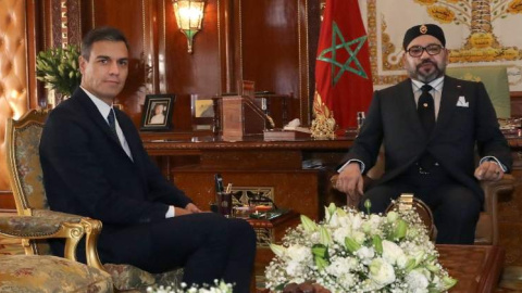 El presidente del Gobierno español, Pedro Sánchez (i), y el rey Mohamed VI de Marruecos durante el encuentro que mantuvieron en el Palacio Real de Rabat en noviembre de 2018. EFE/Ballesteros/Archivo