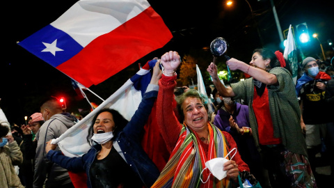 Centenares de personas celebran en las calles de Valparaiso el resultado del referendum en Chile por la reforma de la Constitución. REUTERS/Rodrigo Garrido