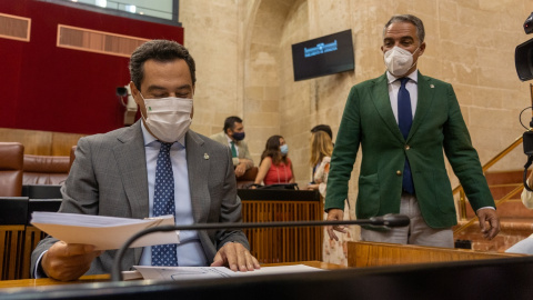 El presidente de la Junta de Andalucía, Juanma Moreno, junto a el consejero de la Presidencia, Elías Bendodo, antes de comparecer en el Pleno del Parlamento autonómico. E.P./ Eduardo Briones