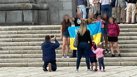  Una familia de fascistas ucranianos hace el saludo romano en el Valle de los Caídos el domingo pasado.- IMAGEN CEDIDO POR EL AUTOR