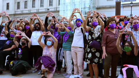  Un momento de la concentración 'Día de Acción Global por el Aborto Legal, Seguro y Accesible', en la Plaza del Museo Nacional Reina Sofía de Madrid.- EFE/Víctor Lerena